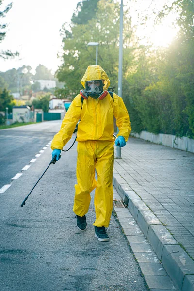 Coronavirus 一个戴着面具清扫街道的卫生工作者 城市消毒城市消毒 用考罗纳维病毒消毒合适的保护 — 图库照片