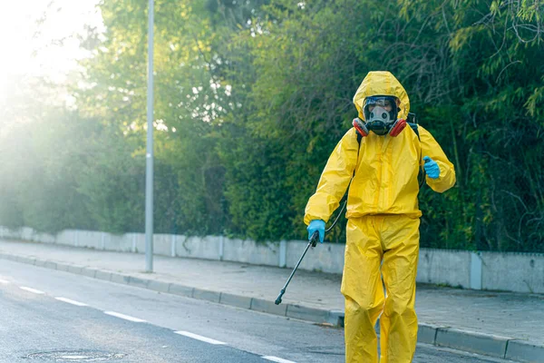 Coronavirus 一个戴着面具清扫街道的卫生工作者 城市消毒城市消毒 用考罗纳维病毒消毒合适的保护 — 图库照片