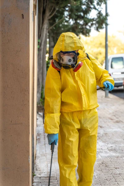 Coronavirus 一个戴着面具清扫街道的卫生工作者 城市消毒城市消毒 用考罗纳维病毒消毒合适的保护 — 图库照片