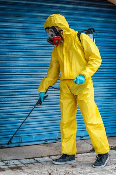 Coronavirus Maske Takıp Sokakları Temizleyen Bir Temizlik Işçisi Şehirdeki Dezenfekte — Stok fotoğraf