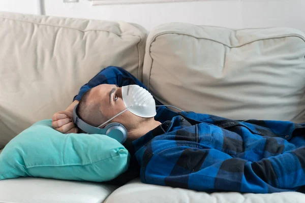 Coronavirus Een Man Thuis Met Een Beschermend Masker Vrouw Quarantaine — Stockfoto