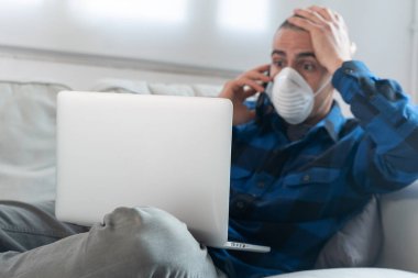 Coronavirus. Evde koruyucu maske takan bir adam. Koronavirüs yüzünden karantinaya alınan kadın ellerini dezenfektan jeliyle temizliyor. Evden çalışıyorum. Ellerini dezenfektan jeliyle temizle.. 