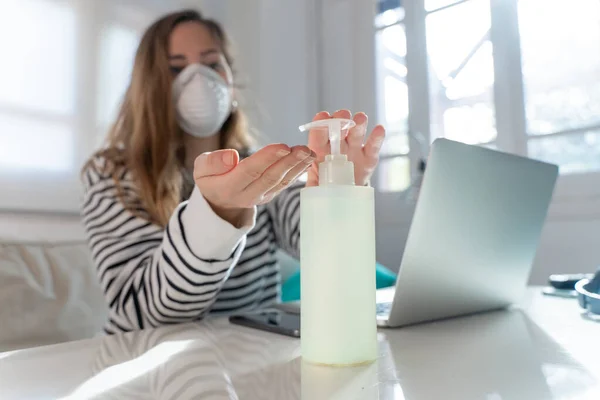 코로나 바이러스 보호용 마스크를 소파에 코로나 바이러스때문에 격리중인 여자가 제젤로 — 스톡 사진