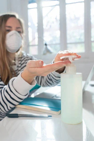 Coronavirus Een Vrouw Thuis Met Een Beschermend Masker Vrouw Quarantaine — Stockfoto