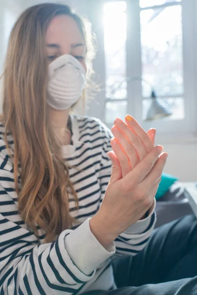 코로나 바이러스 보호용 마스크를 소파에 코로나 바이러스때문에 격리중인 여자가 제젤로 — 스톡 사진