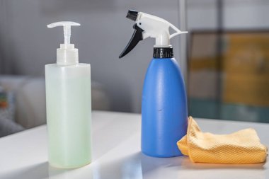 Coronavirus. Koronavirüs salgını sırasında evde dezenfektanla yüz maskesi ve lastik eldiven temizleyen bir kadın. Enfeksiyon önleme ve salgının kontrolü. Evini dezenfekte et..