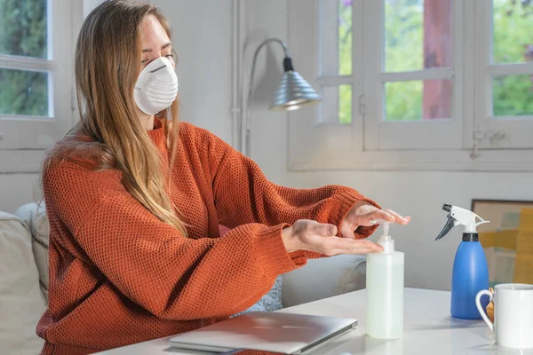 Coronavirus Vrouw Met Gezichtsmasker Rubberen Handschoenen Schoonmaken Spullen Met Een — Stockfoto