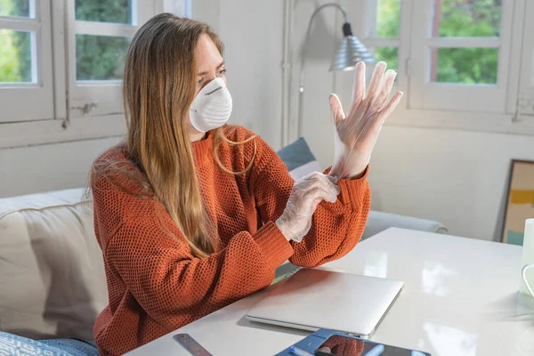 코로나 바이러스 얼굴에 마스크를 고무장갑을 코로나 바이러스가 유행하는 집에서 살균제를 — 스톡 사진
