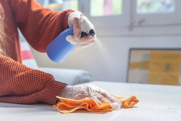 Koronawirus Kobieta Masce Twarz Gumowych Rękawiczkach Czyści Rzeczy Środkiem Dezynfekującym — Zdjęcie stockowe