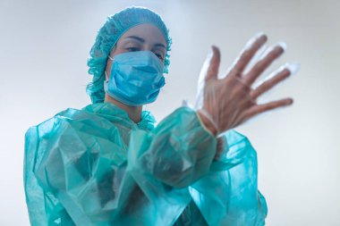 Coronavirus. Hastanede çalışıp koronavirüsle savaşan doktor ve hemşirelere teşekkür ederim. Doktorlar kahramandır. Koruyucu giysili ve maskeli doktorlar hastalığın tedavisini arıyorlar.. 