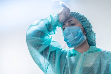Coronavirus. Hastanede çalışıp koronavirüsle savaşan doktor ve hemşirelere teşekkür ederim. Doktorlar kahramandır. Koruyucu giysili ve maskeli doktorlar hastalığın tedavisini arıyorlar.. 