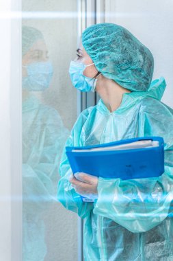 Coronavirus. Hastanede çalışıp koronavirüsle savaşan doktor ve hemşirelere teşekkür ederim. Doktorlar kahramandır. Koruyucu giysili ve maskeli doktorlar hastalığın tedavisini arıyorlar.. 