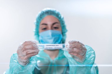 Coronavirus. Hastanede çalışıp koronavirüsle savaşan doktor ve hemşirelere teşekkür ederim. Doktorlar kahramandır. Koruyucu giysili ve maskeli doktorlar hastalığın tedavisini arıyorlar.. 