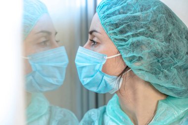 Coronavirus. Hastanede çalışıp koronavirüsle savaşan doktor ve hemşirelere teşekkür ederim. Doktorlar kahramandır. Koruyucu giysili ve maskeli doktorlar hastalığın tedavisini arıyorlar.. 