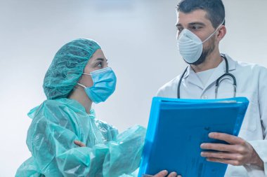 Coronavirus. Hastanede çalışıp koronavirüsle savaşan doktor ve hemşirelere teşekkür ederim. Doktorlar kahramandır. Koruyucu giysili ve maskeli doktorlar hastalığın tedavisini arıyorlar.. 