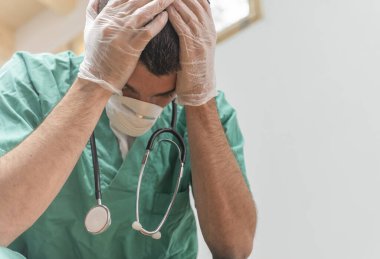 Koronavirüs salgını. Hastane kliniğinde Coronavirus 'la (2019-nCoV) uzun vardiya savaşından sonra yorgun düşmüş doktor. Dünya çapında küresel SARS-CoV-2 salgını.