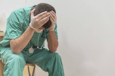 Koronavirüs salgını. Hastane kliniğinde Coronavirus 'la (2019-nCoV) uzun vardiya savaşından sonra yorgun düşmüş doktor. Dünya çapında küresel SARS-CoV-2 salgını.
