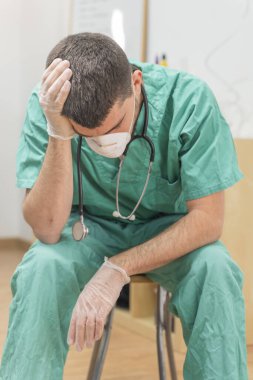 Koronavirüs salgını. Hastane kliniğinde Coronavirus 'la (2019-nCoV) uzun vardiya savaşından sonra yorgun düşmüş doktor. Dünya çapında küresel SARS-CoV-2 salgını.