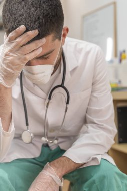 Koronavirüs salgını. Hastane kliniğinde Coronavirus 'la (2019-nCoV) uzun vardiya savaşından sonra yorgun düşmüş doktor. Dünya çapında küresel SARS-CoV-2 salgını.