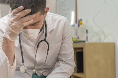 Koronavirüs salgını. Hastane kliniğinde Coronavirus 'la (2019-nCoV) uzun vardiya savaşından sonra yorgun düşmüş doktor. Dünya çapında küresel SARS-CoV-2 salgını.