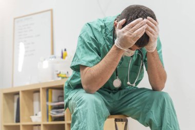 Koronavirüs salgını. Hastane kliniğinde Coronavirus 'la (2019-nCoV) uzun vardiya savaşından sonra yorgun düşmüş doktor. Dünya çapında küresel SARS-CoV-2 salgını.