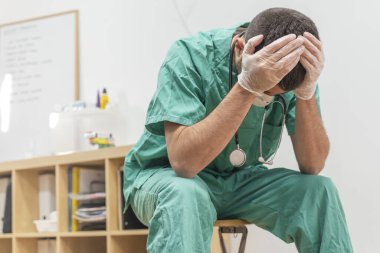Koronavirüs salgını. Hastane kliniğinde Coronavirus 'la (2019-nCoV) uzun vardiya savaşından sonra yorgun düşmüş doktor. Dünya çapında küresel SARS-CoV-2 salgını.