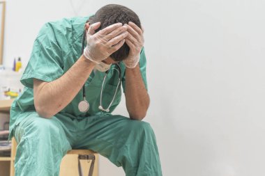 Koronavirüs salgını. Hastane kliniğinde Coronavirus 'la (2019-nCoV) uzun vardiya savaşından sonra yorgun düşmüş doktor. Dünya çapında küresel SARS-CoV-2 salgını.