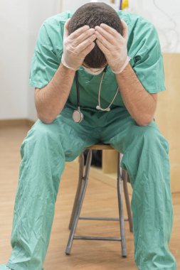 Koronavirüs salgını. Hastane kliniğinde Coronavirus 'la (2019-nCoV) uzun vardiya savaşından sonra yorgun düşmüş doktor. Dünya çapında küresel SARS-CoV-2 salgını.
