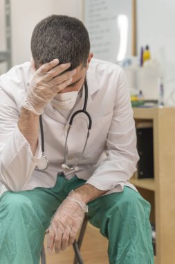Koronavirüs salgını. Hastane kliniğinde Coronavirus 'la (2019-nCoV) uzun vardiya savaşından sonra yorgun düşmüş doktor. Dünya çapında küresel SARS-CoV-2 salgını.