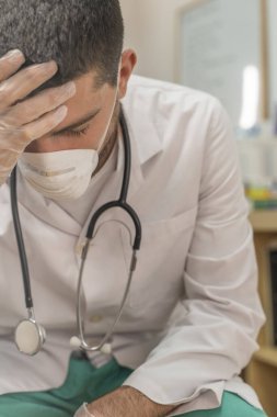 Koronavirüs salgını. Hastane kliniğinde Coronavirus 'la (2019-nCoV) uzun vardiya savaşından sonra yorgun düşmüş doktor. Dünya çapında küresel SARS-CoV-2 salgını.