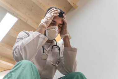 Koronavirüs salgını. Hastane kliniğinde Coronavirus 'la (2019-nCoV) uzun vardiya savaşından sonra yorgun düşmüş doktor. Dünya çapında küresel SARS-CoV-2 salgını.