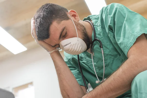 Pandemia Coronavirus Cansado Médico Exhausto Después Largo Turno Luchando Contra — Foto de Stock