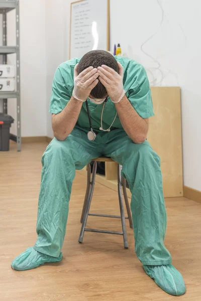 Pandemia Coronavírus Cansado Médico Exausto Após Longo Turno Lutando Contra — Fotografia de Stock