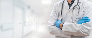 Coronavirus. Doktorlar hastanede çalışıyor ve koronavirüsle savaşıyorlar. Koruyucu kıyafetli ve maskeli bir erkek doktor hastalığın tedavisini arıyor. Metni kopyala Hastane geçmişi. Pankart.