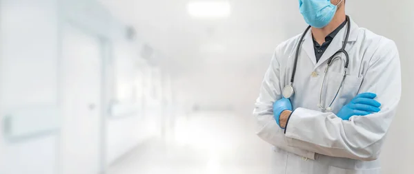 코로나 바이러스 의사들 병원에서 일하고 코로나 바이러스와 싸우고 있습니다 보호용 — 스톡 사진