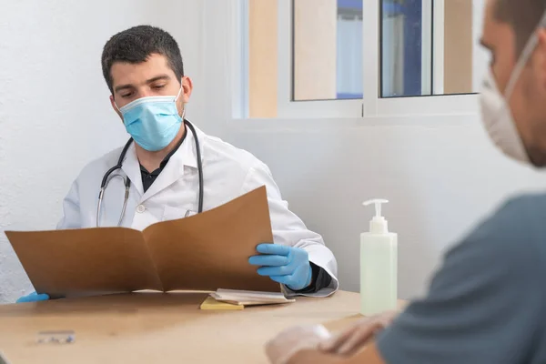 Coronavirus Patientenversorgung Diagnostik Arzt Besucht Ungesunden Mann Hause Coronavirus Test — Stockfoto