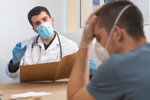 Coronavirus Hasta Bakımı Teşhisler Doktor Evde Sağlıksız Bir Adamı Ziyaret — Stok fotoğraf