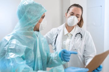 Coronavirus. Hastanede çalışan ve koronavirüsle savaşan doktor ve hemşirelerin portresi. Doktorlar kahramandır. Koruyucu giysili ve maskeli doktorlar hastalığın tedavisini arıyorlar.. 
