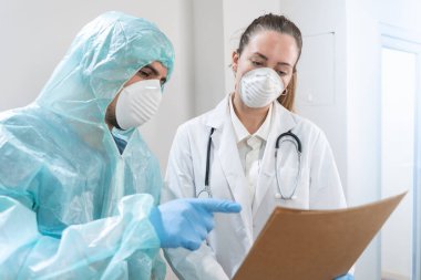 Coronavirus. Hastanede çalışan ve koronavirüsle savaşan doktor ve hemşirelerin portresi. Doktorlar kahramandır. Koruyucu giysili ve maskeli doktorlar hastalığın tedavisini arıyorlar.. 