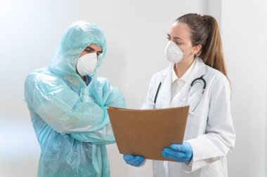 Coronavirus. Hastanede çalışan ve koronavirüsle savaşan doktor ve hemşirelerin portresi. Doktorlar kahramandır. Koruyucu giysili ve maskeli doktorlar hastalığın tedavisini arıyorlar.. 