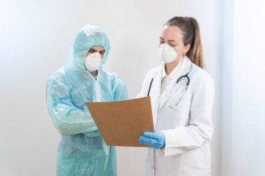 Coronavirus. Hastanede çalışan ve koronavirüsle savaşan doktor ve hemşirelerin portresi. Doktorlar kahramandır. Koruyucu giysili ve maskeli doktorlar hastalığın tedavisini arıyorlar.. 