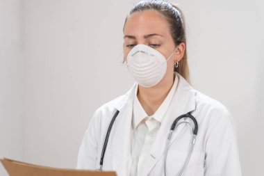 Coronavirus. Hastanede çalışan ve koronavirüsle savaşan doktor ve hemşirelerin portresi. Doktorlar kahramandır. Koruyucu giysili ve maskeli doktorlar hastalığın tedavisini arıyorlar.. 