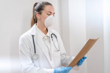 Coronavirus. Hastanede çalışan ve koronavirüsle savaşan doktor ve hemşirelerin portresi. Doktorlar kahramandır. Koruyucu giysili ve maskeli doktorlar hastalığın tedavisini arıyorlar.. 