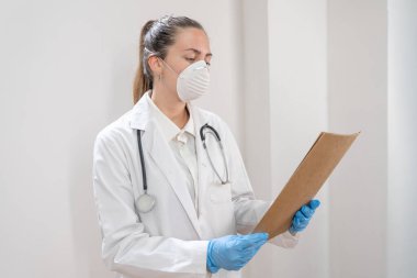 Coronavirus. Hastanede çalışan ve koronavirüsle savaşan doktor ve hemşirelerin portresi. Doktorlar kahramandır. Koruyucu giysili ve maskeli doktorlar hastalığın tedavisini arıyorlar.. 