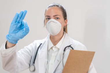 Coronavirus. Hastanede çalışan ve koronavirüsle savaşan doktor ve hemşirelerin portresi. Doktorlar kahramandır. Koruyucu giysili ve maskeli doktorlar hastalığın tedavisini arıyorlar.. 