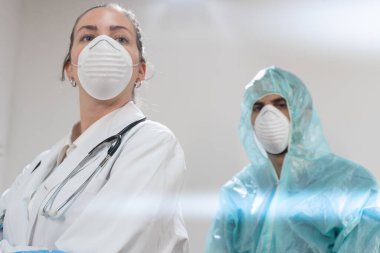 Coronavirus. Hastanede çalışan ve koronavirüsle savaşan doktor ve hemşirelerin portresi. Doktorlar kahramandır. Koruyucu giysili ve maskeli doktorlar hastalığın tedavisini arıyorlar.. 