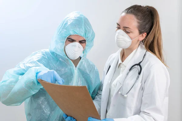 코로나 바이러스 의사와 간호사 병원에서 일하며 코로나 바이러스와 싸우는 의사는 — 스톡 사진