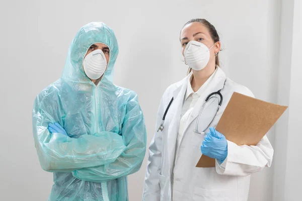 Coronavirus 在医院工作的医生和护士的画像和与考拉病毒作斗争的画像 医生是英雄身穿防护服戴口罩的医生正在寻找治疗这种疾病的方法 — 图库照片