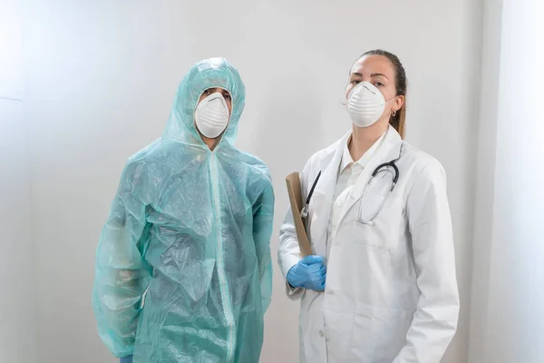 Coronavirus 在医院工作的医生和护士的画像和与考拉病毒作斗争的画像 医生是英雄身穿防护服戴口罩的医生正在寻找治疗这种疾病的方法 — 图库照片