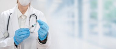 Coronavirus. Doktorlar ve hemşireler hastanede çalışıyor ve koronavirüsle savaşıyorlar. Koruyucu kıyafetli ve maskeli bir kadın doktor hastalığın tedavisini arıyor. Metni kopyala Hastane geçmişi. Grafik tasarım afişi